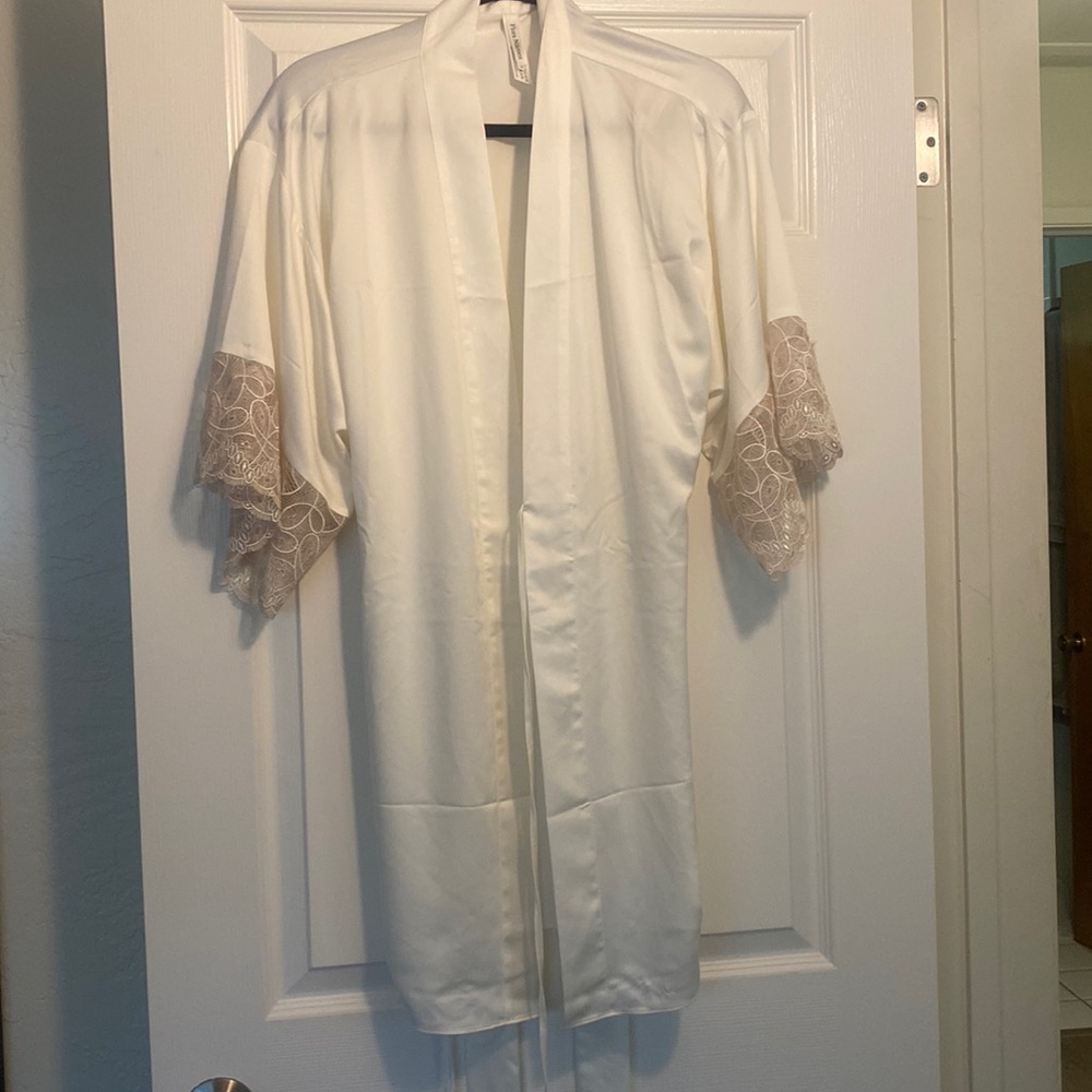 Flora by Flora Nikrooz white bridal robe